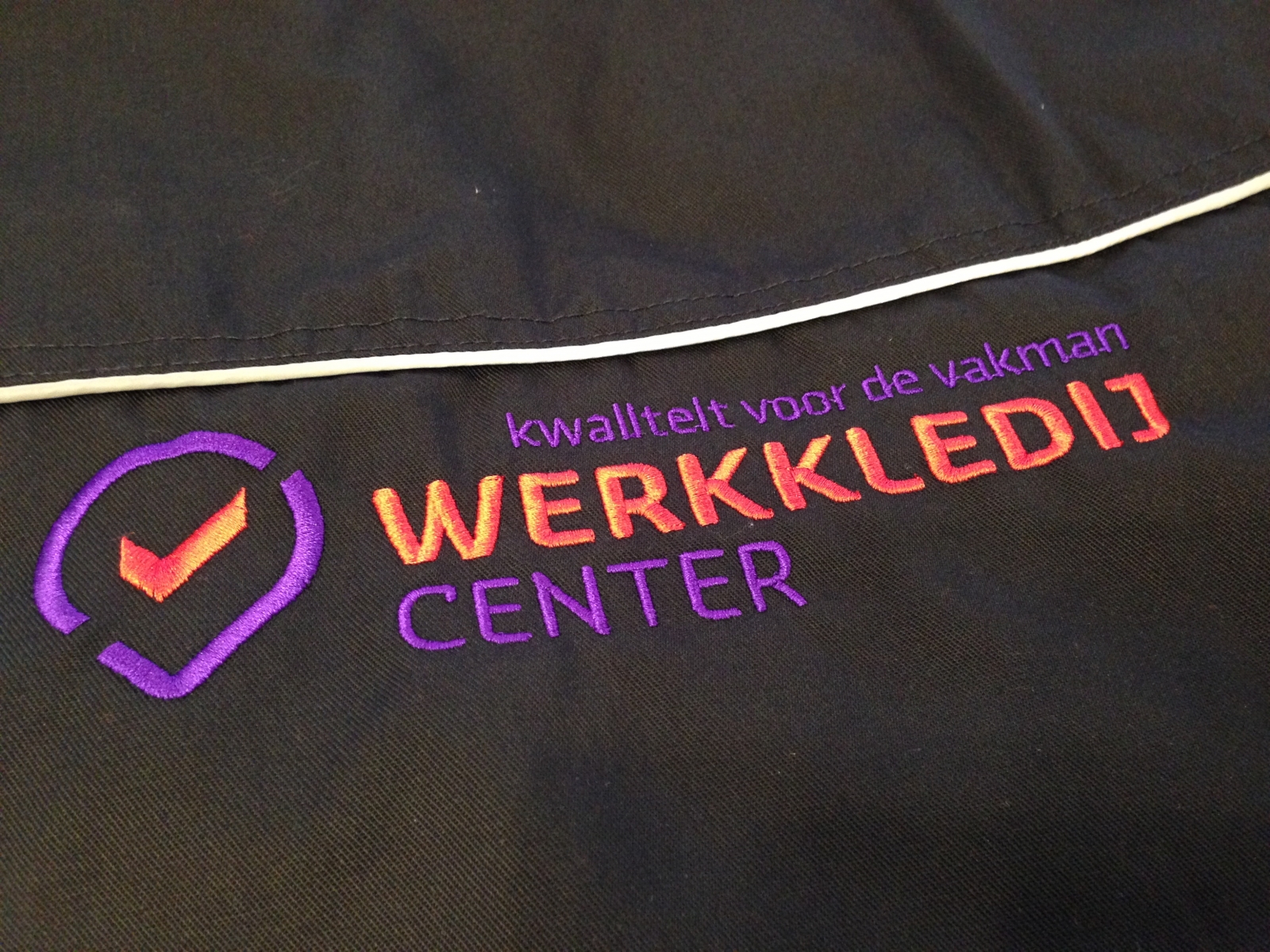 Borduren van uw logo op uw werk- en veiligheidskledij, dat kan bij Werkkledij Center te Wortegem.